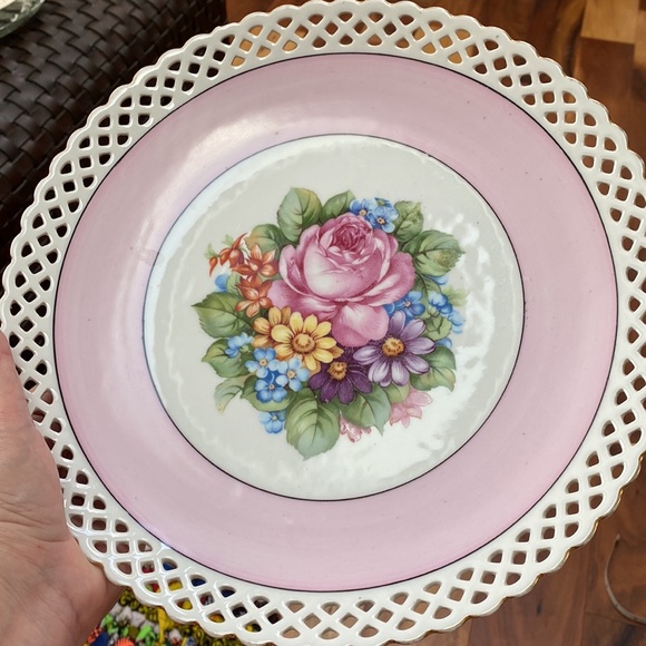 Vintage reticulated design decorative pink rose plate - Picture 10 of 10